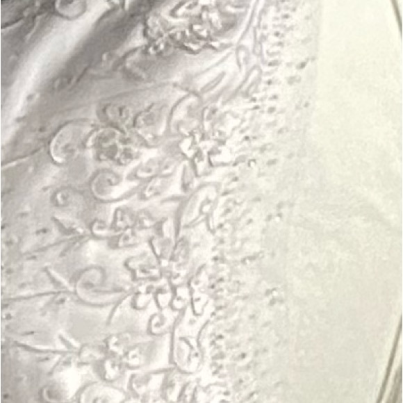 Beautiful Women’s wedding gown,worn once, professionally cleaned and preserved - Picture 3 of 4